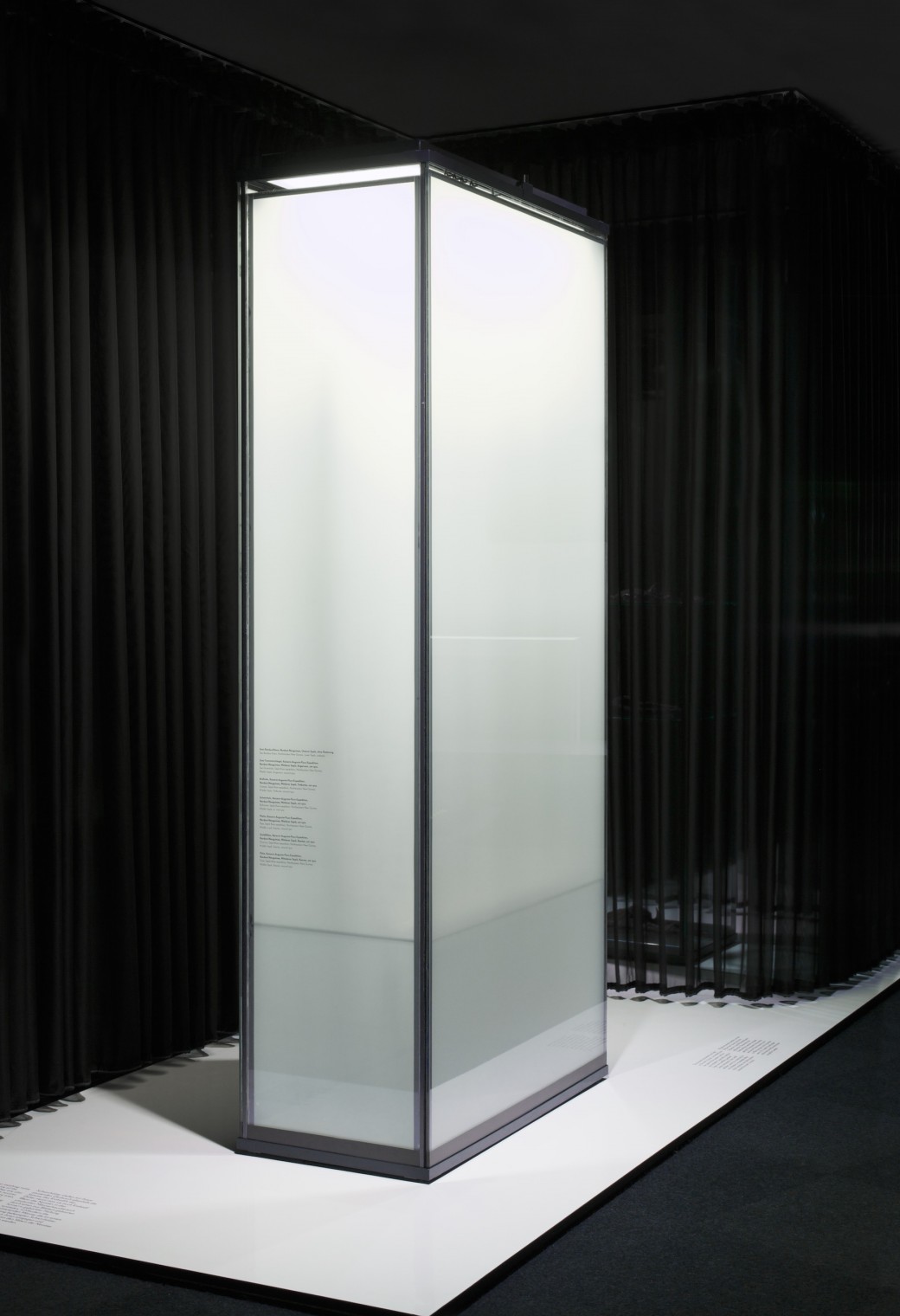<span lang="de">Trübende Vitrine</span><span lang="en">Tarnishing Glass Cabinet</span>